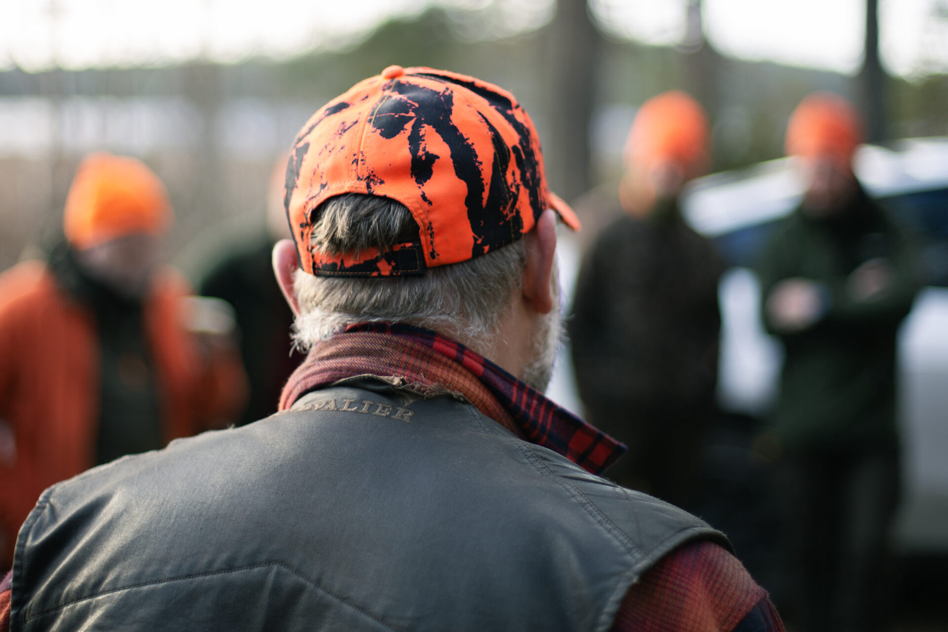 Jägare lyssnar vid samling
